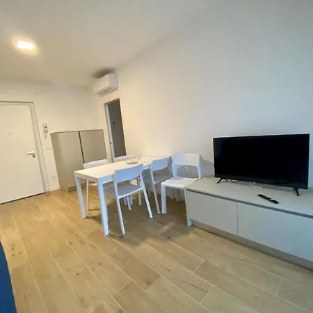 Bright Flat With Terrace Near The Sea *
